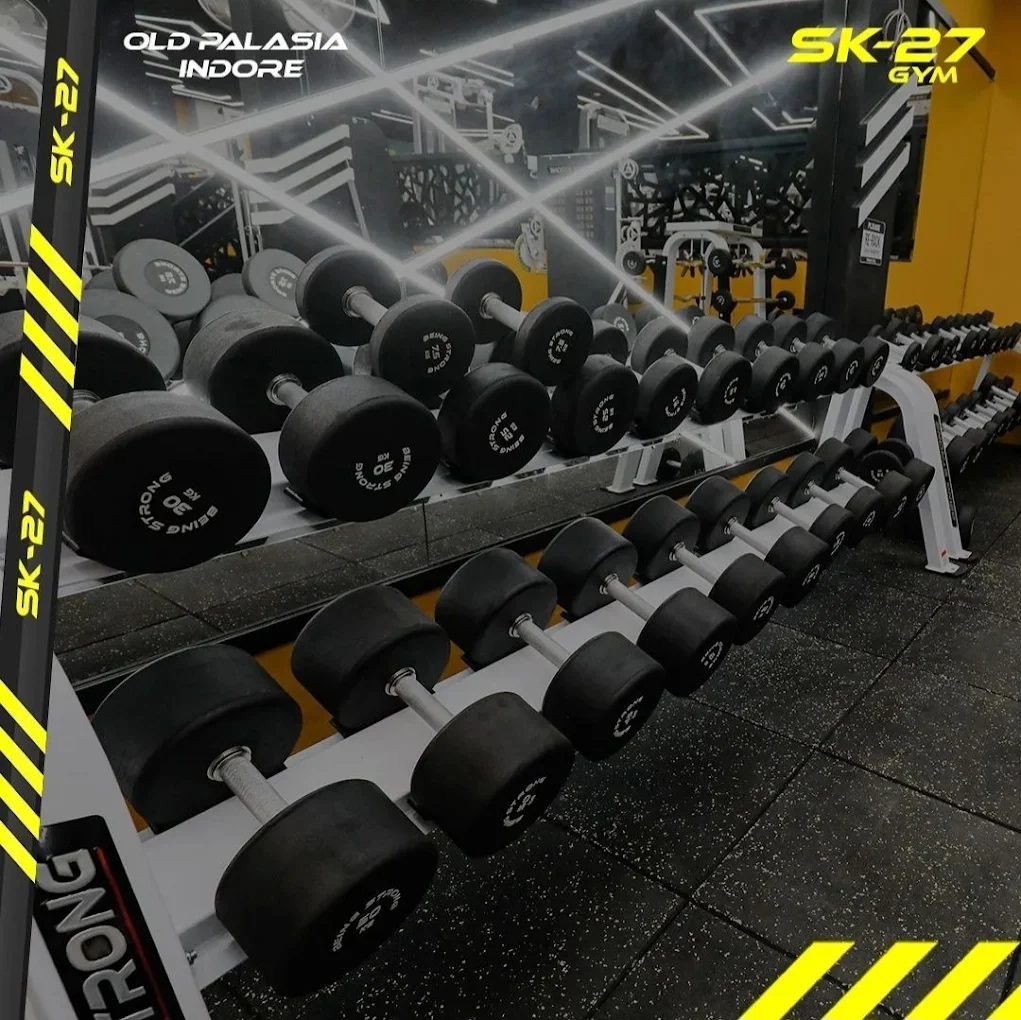 Spacious Fitness Floor with Top-Tier Machines